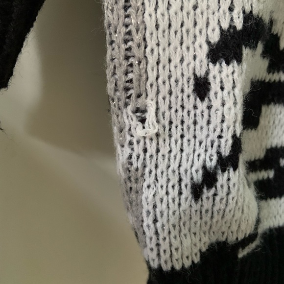 Arielle Graphic B&W Vintage 80s Knit Sweater - Picture 10 of 10